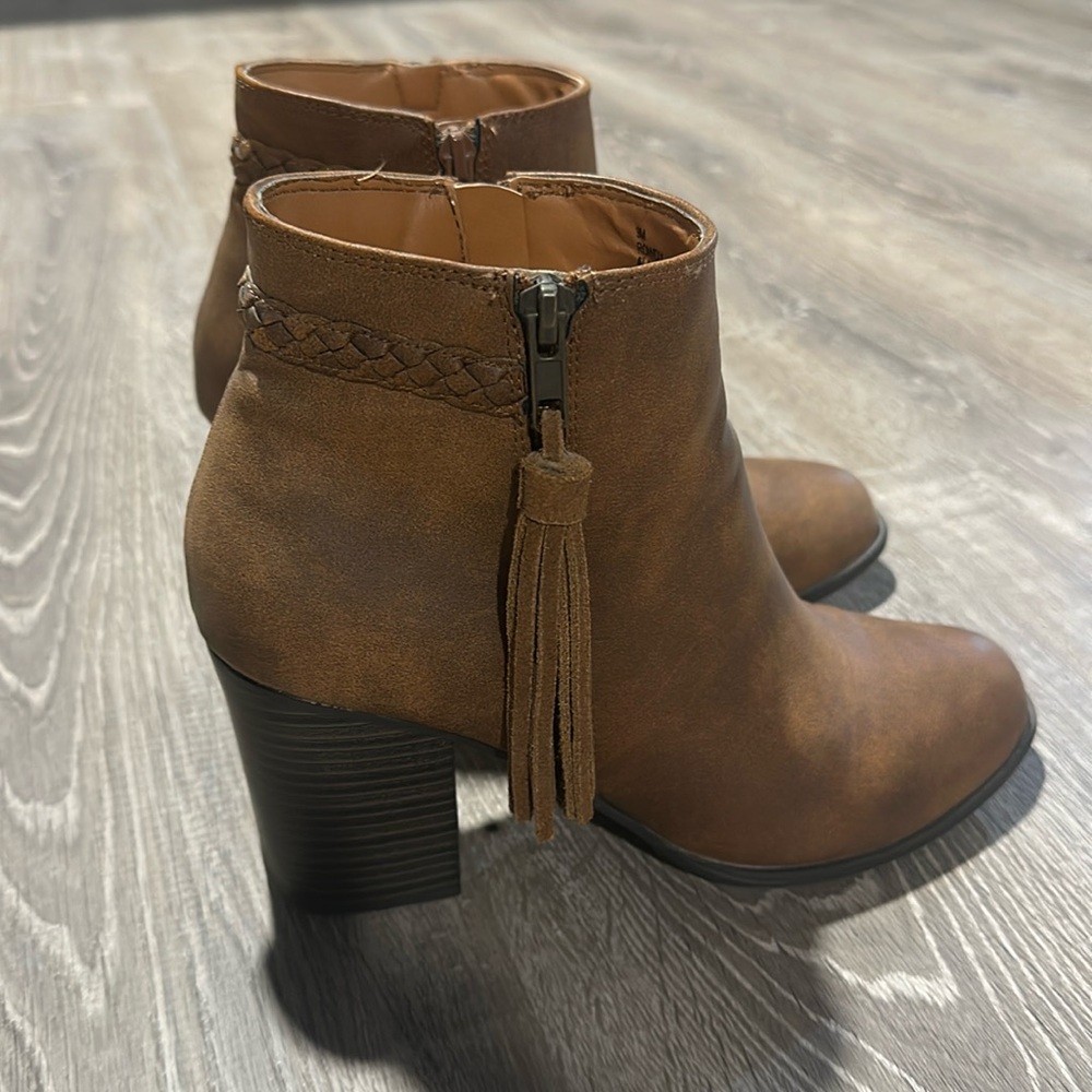 Esprit Women’s Rowdy Heeled Tassled Bootie Size 9